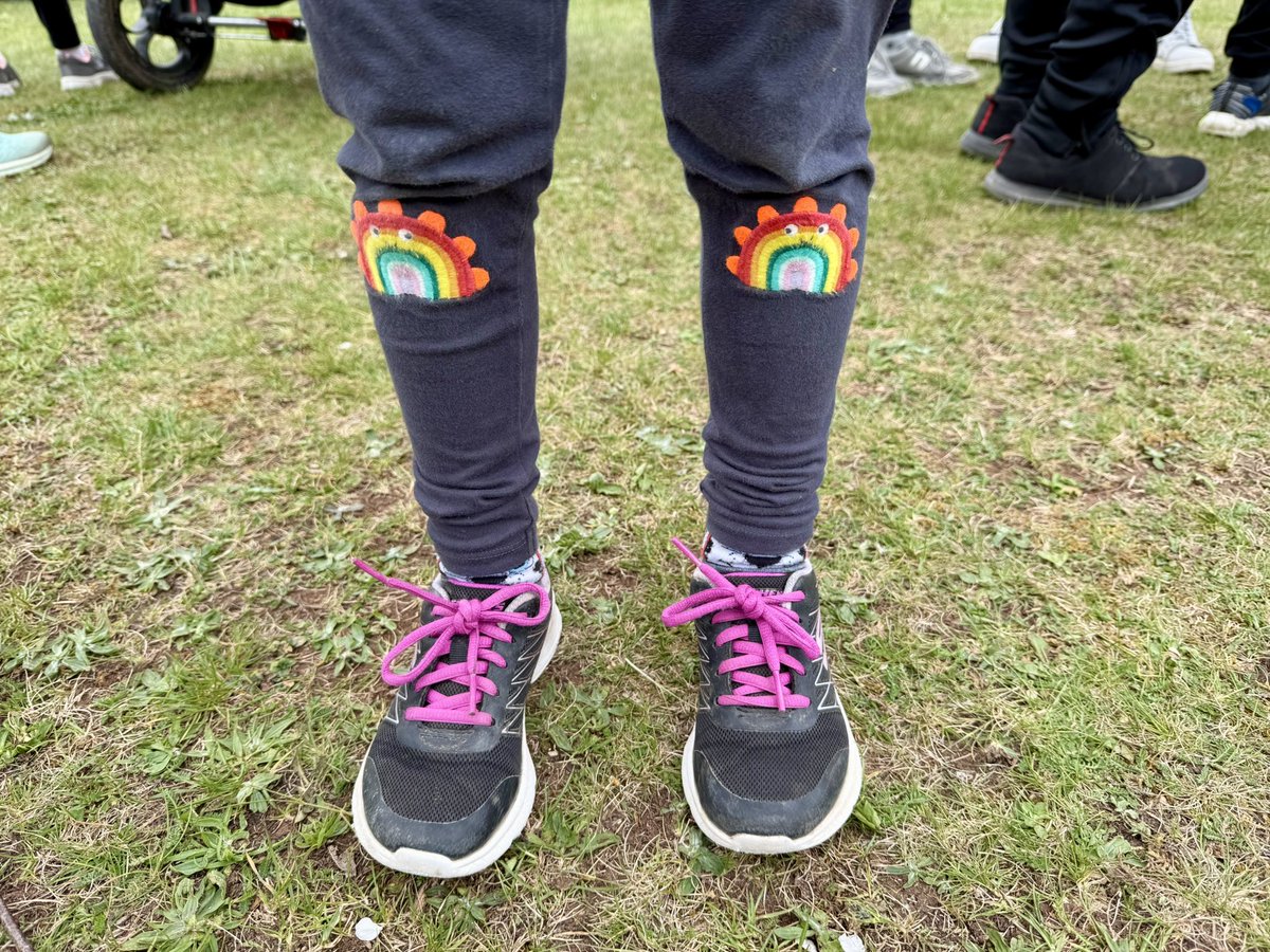 Headline stats at event 492:

124 junior walkers &amp; runners 🔥
29 fabulous volunteers 🦺
8 tourists 🗺️ 
7 first timers 🌱 
1 smashing pair of rainbow leggings 🌈

#loveparkrun ❤️