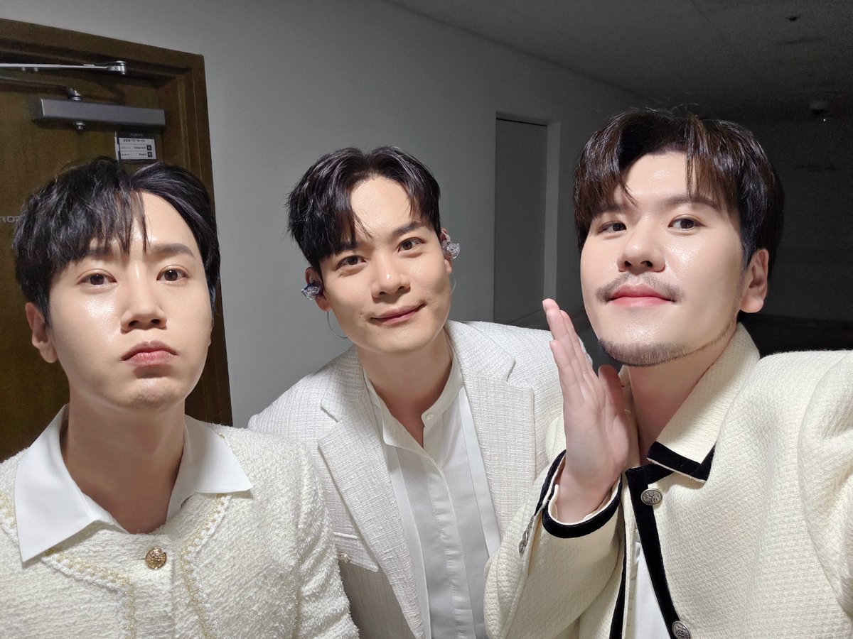 보이스 오브 팬텀 with 라포엠

🔎짱포엠보다 아름다운 그룹
     ㄴ검색 결과 없음

오늘도 라포엠 덕분에
행복하고 알찬 주말 보내기🎀

함께 좋은 연주해 주신
밀레니엄 심포니 오케스트라와
최영선 지휘자님 감사합니다🫶

#LAPOEM #라포엠
#보이스오브팬텀with라포엠
#유채훈 #최성훈 #정민성