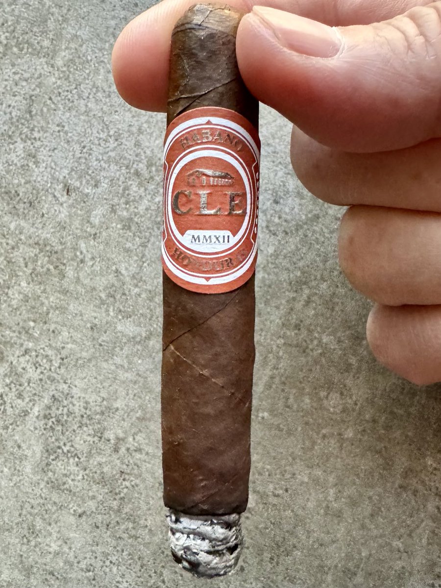 Happy Sunday and Happy Easter 🐣 with a CLE Habano #Cigar