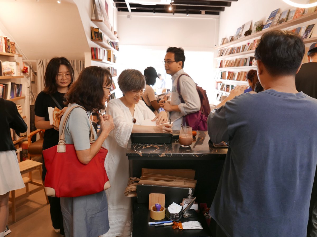 Thanks to all the people who came to my author's event in Singapore, thanks to Book Bar, I had a wonderful time! It was a great honor to have you all at the event, and you all made my heart melt...