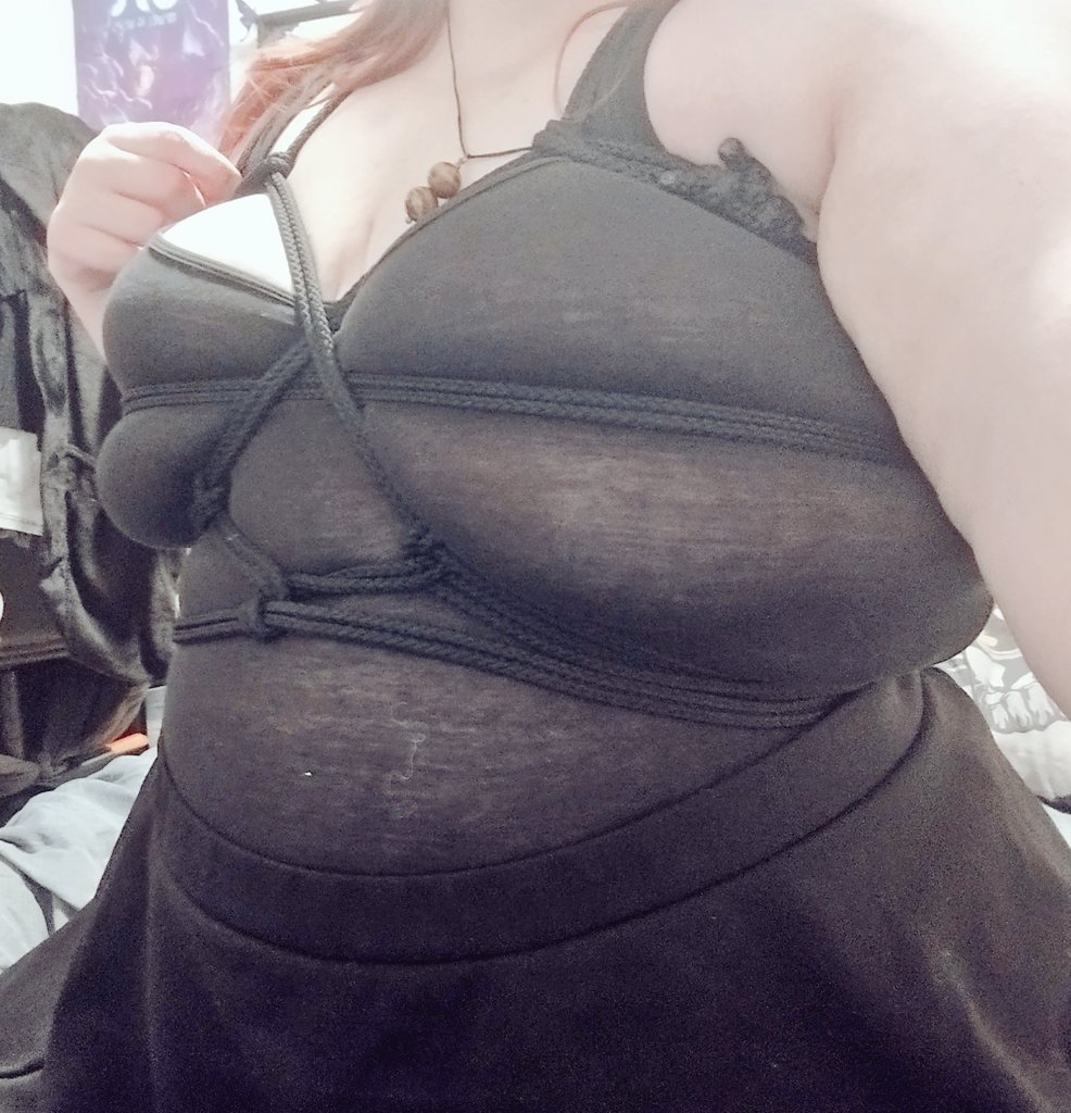 LittleNyxe's tweet photo. Hace poco más de un año, en plena recuperación de una depresión, encontré a varias personas que me animaron a practicar más a menudo con las cuerdas, tanto en mi propio cuerpo como en el de ellos. https://t.co/iAWICDYBLG