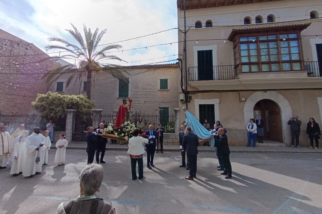 Molts d'anys! Feliç dia de Pasqua! 💙