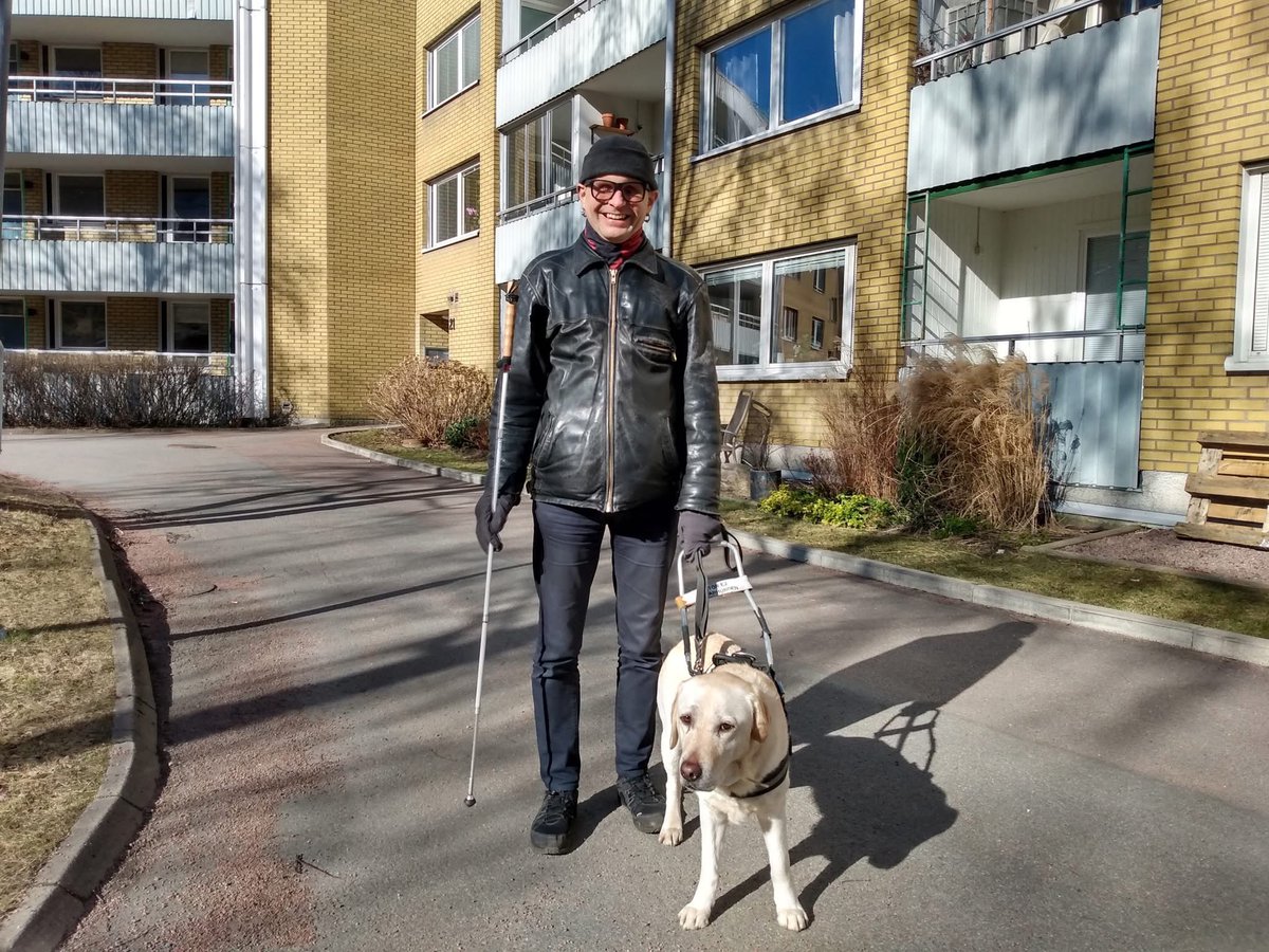 RamonaFransson's tweet photo. Från Facebook: 
”Hej! Jag heter Finn Hellman, är blind och tar mig fram med hjälp av ledarhund. Jag skulle uppskatta om ni läste och spred det här inlägget till andra med hund. Tack för hjälpen.
När du träffar på någon med ledarhund gör så här:
1. Ge dig tillkänna! Du kan till exempel säga eller ropa: ”Jag kommer med hund”, ”jag står här vid sidan med hund” eller ”hundmöte”. Det gör stor skillnad att veta att någon med hund befinner sig nära. Det är ganska vanligt att hundägare står tysta med sin hund, vilket gör att ledarhunden försöker förhålla sig till deras närvaro utan att jag förstår vad som händer. Jag vill kunna stötta min hund att passera förbi och jag kan inte ge rätt stöd om jag inte förstår situationen.
2. Undvik att mötas hund mot hund. Om möjligt, möt inte på ledarhundens sida, men om det ändå blir så, se till att du själv befinner dig mellan din hund och ledarhunden. Se också till att din hund inte hoppar fram när vi passerar eller precis passerat. Händer det tillräckligt många gånger kommer ledarhunden få en negativ förväntan om plötsligt framhopp vilket kan leda till att ledarhunden försöker förebygga på ett eller annat sätt.

Om du vill veta mer om ledarhundsekipage kan du besöka Sveriges Ledarhundsförares hemsida: https://t.co/ZWfJ8Esomh.

Tack för din hjälp.”