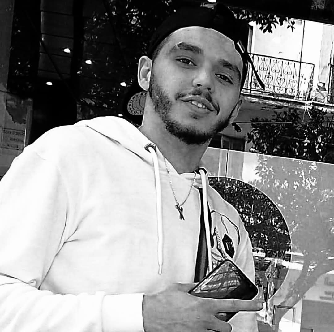 AlgerFootCom's tweet photo. Il a été confirmé que le supporter du Mouloudia, tragiquement renversé à Bir El Naâm, est Sofiane Ramadan, membre des Green Corsairs et enfant de Bir Khadem.
Paix à son âme.
Inna lillah wa inna ilayhi raji'un.
#Mouloudia #GreenCorsairs #Algérie #Soutien #RIP https://t.co/WkVk7zGkmo
