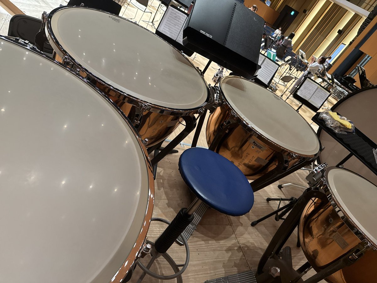 本日は平塚ひらしんホールで吹奏楽の本番でした🥁
変拍子祭りの曲があったりと、頭フル回転😎
そして今日も最近よく出会うアサプラティンパニヘッド！
仲良くなるのにちょっと時間かかりました😂笑
お疲れ様でしたー！！