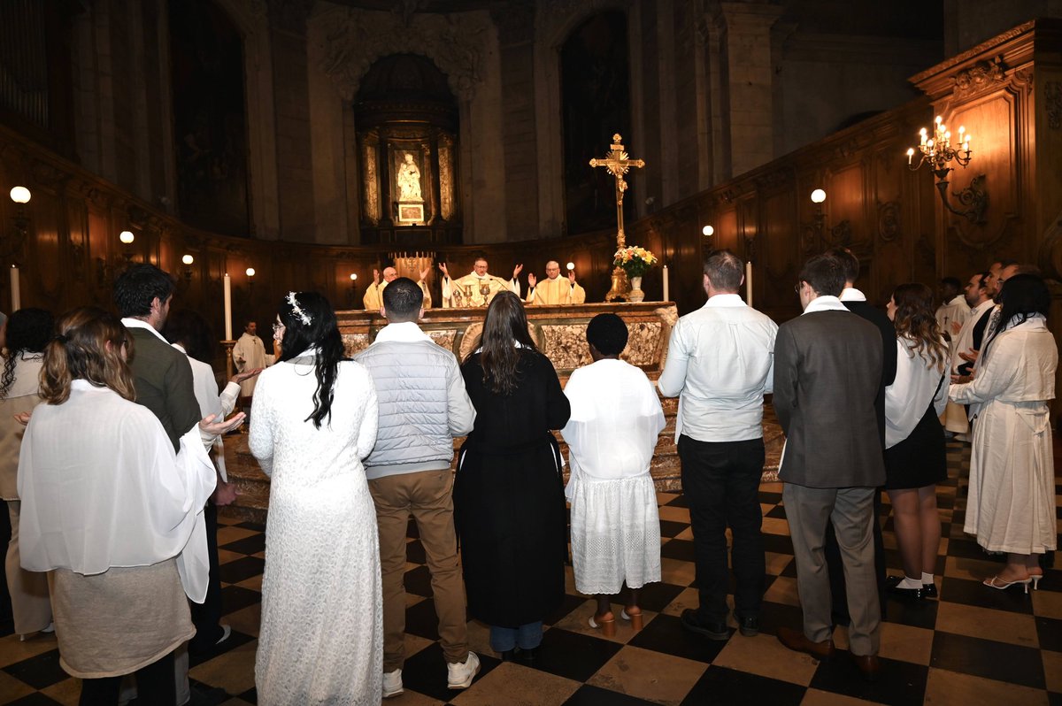 Vigile pascale toute en joie à la cathédrale de #Nancy avec les néophytes  de la #paroisse Notre-Dame de Bonne Nouvelle #paques2025 <a href="/Eglisecatho/">Église catholique en France</a>