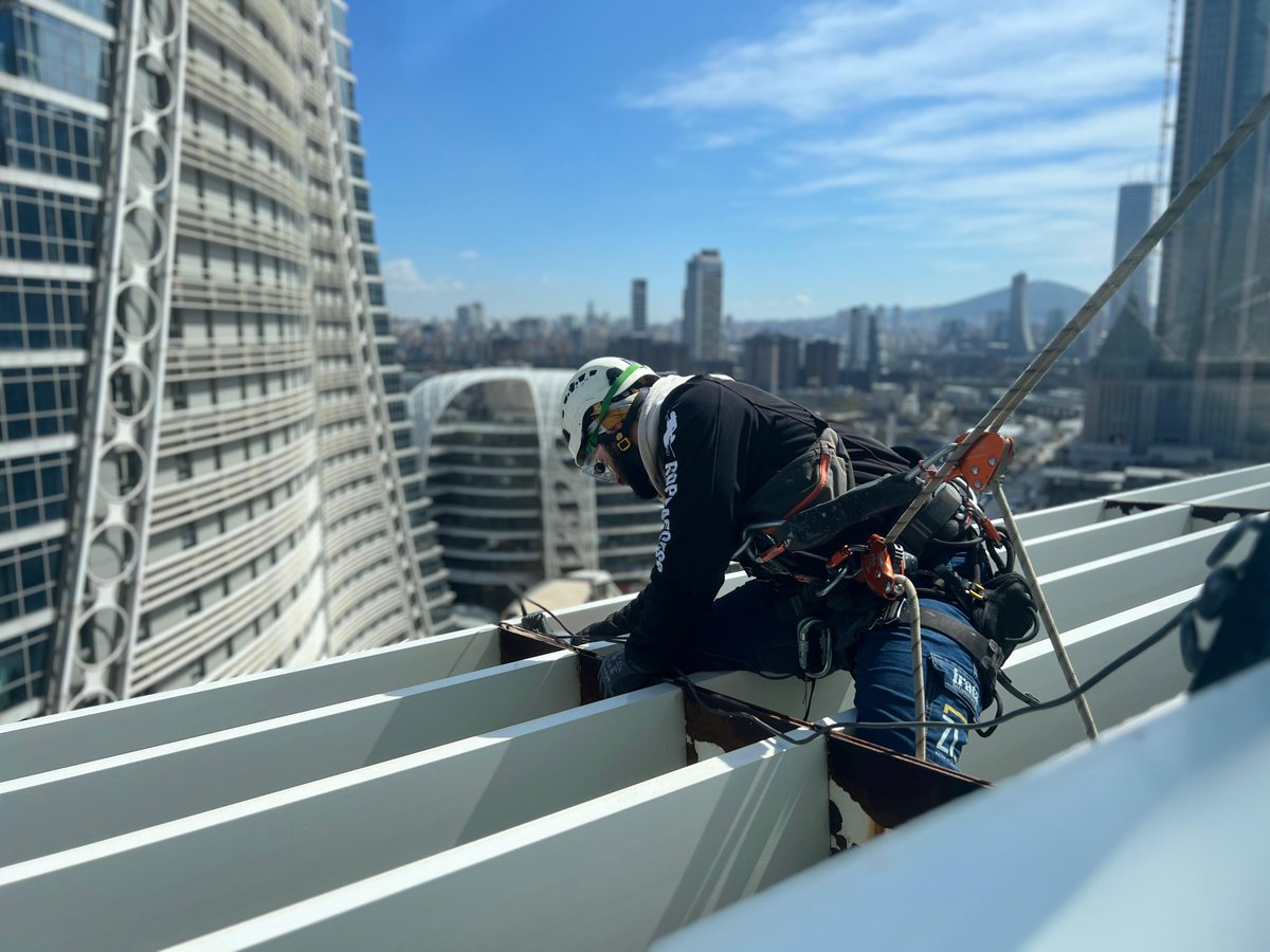 Çelik boyanın ömrü; yüzey hazırlığı, mikron kalınlığı ve hava koşulları kadar, uygulayıcının deneyimiyle doğrudan ilişkilidir.  

📍 Ataşehir, Türkiye 
🏗️ Proje: Sarphan Finanspark 
📏 Yükseklik: 63 m