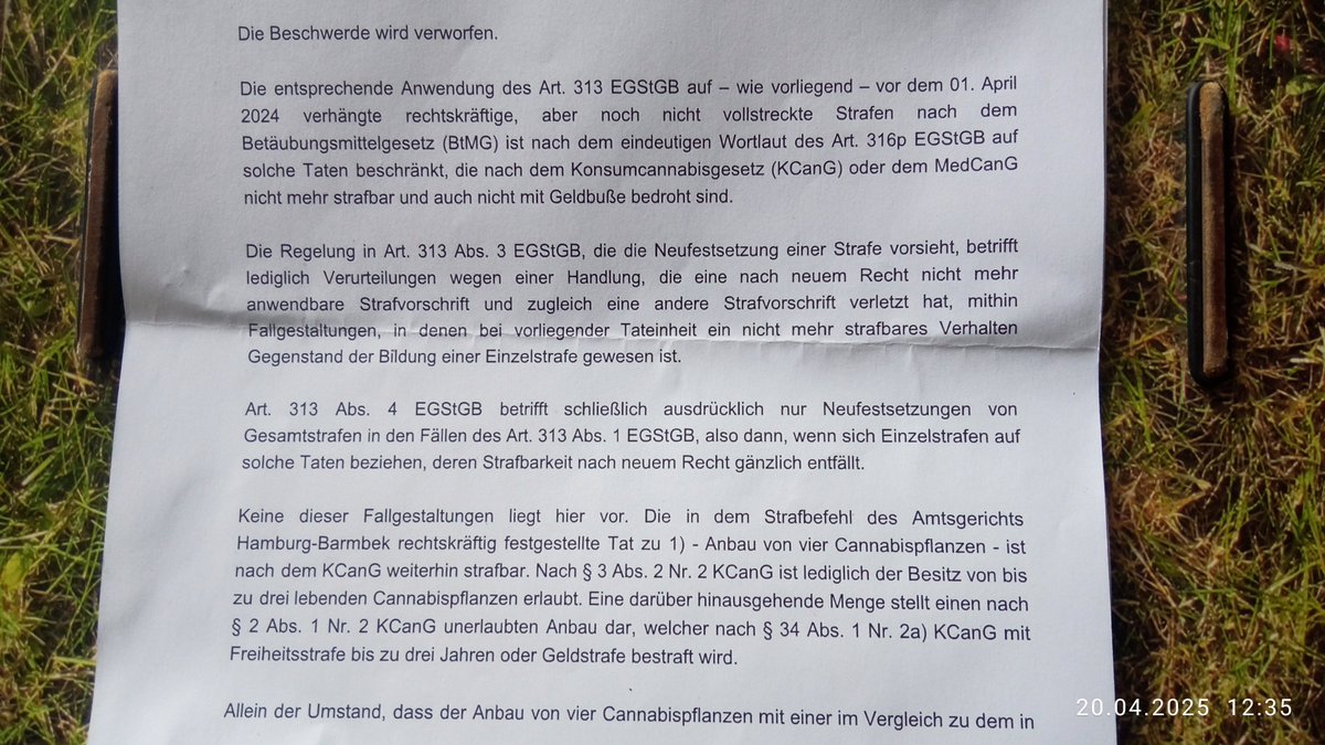 RebootsNairolf's tweet photo. Frohes Fest euch Blütenfreunden/innen!

Ich hab leider bis heute gewartet um "den Brief" zu öffnen (kam gestern) 

Es geht hier immer noch um "vier Pflanzen mit einem Gesamtgewicht von 4,8g"! 

Also vorsichtig sein, Stecklinge sind wohl "Pflanzen"!
Kennt wer günstig guten Anwalt? https://t.co/0kWXCJ9nmf