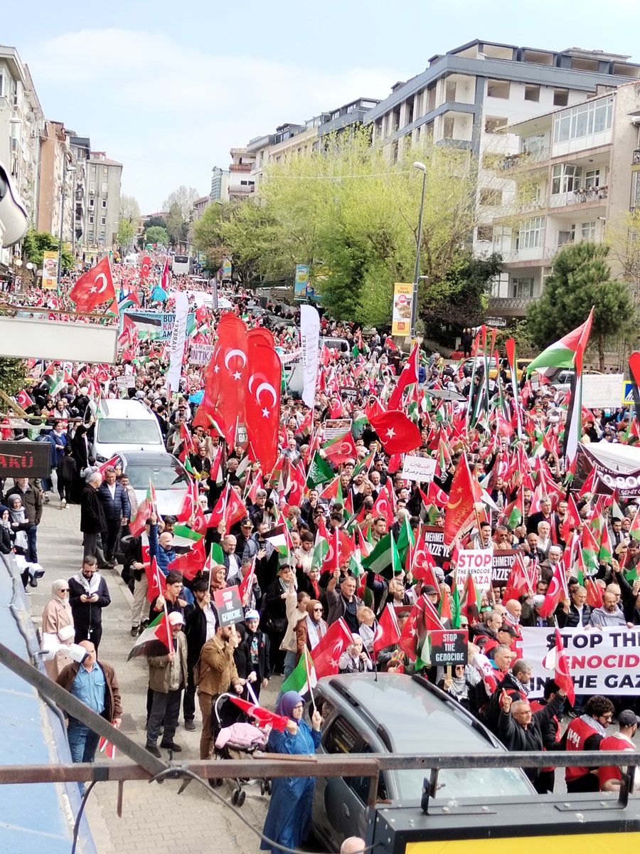 insanmedeniyet's tweet photo. İşgalci İsrail’in Filistin’de sürdürdüğü acımasız soykırıma karşı susmuyoruz; teşkilat mensuplarımızla birlikte Fıstıkağacı Metro’dan Üsküdar Meydanı’na yürüyoruz! 🇹🇷🇵🇸

#GazzeİçinYürü
#FilistineDestek
#ZulmeSessizKalma
#AyağaKalk
#GazaGenocide https://t.co/0Q3TD8xCa8