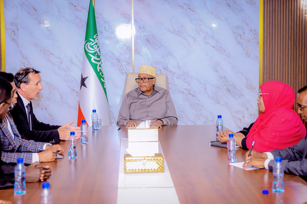 FAOSomalia's tweet photo. FAOR, @EPeterschmitt, in historic engagement with #Somaliland's President to strengthen cooperation on:

🌾 Food security 
🐟 Fisheries development 
🌱 Sustainable agriculture

@FAO stands ready to support the Govt's agenda for a #BetteLife for all, leaving no one behind. https://t.co/ABermH6te4