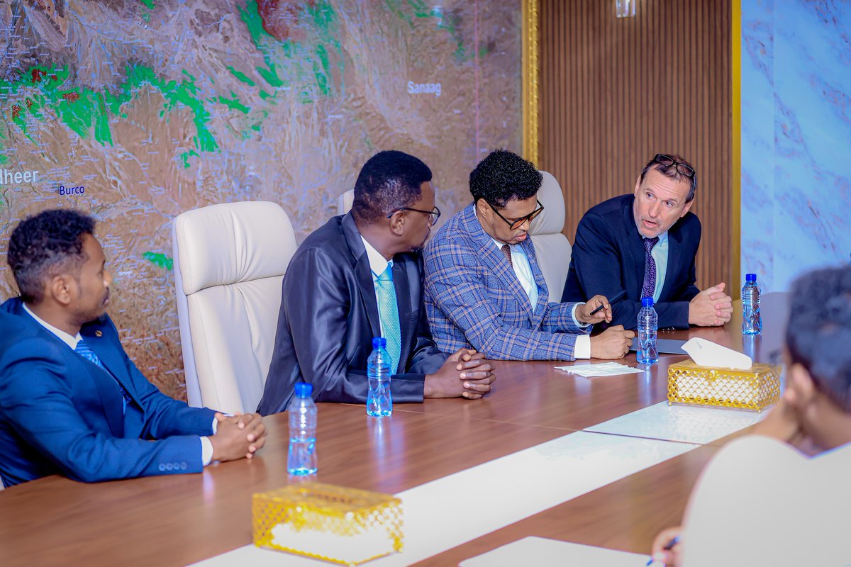 FAOSomalia's tweet photo. FAOR, @EPeterschmitt, in historic engagement with #Somaliland's President to strengthen cooperation on:

🌾 Food security 
🐟 Fisheries development 
🌱 Sustainable agriculture

@FAO stands ready to support the Govt's agenda for a #BetteLife for all, leaving no one behind. https://t.co/ABermH6te4