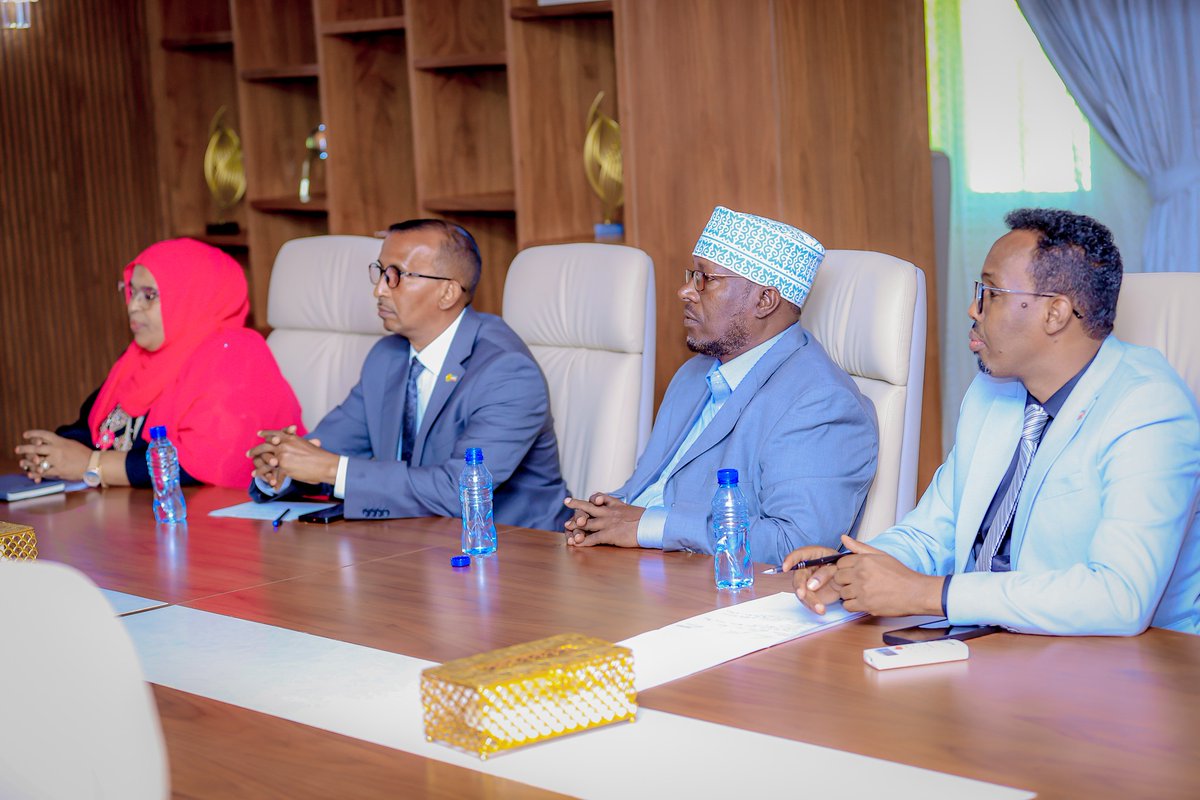FAOSomalia's tweet photo. FAOR, @EPeterschmitt, in historic engagement with #Somaliland's President to strengthen cooperation on:

🌾 Food security 
🐟 Fisheries development 
🌱 Sustainable agriculture

@FAO stands ready to support the Govt's agenda for a #BetteLife for all, leaving no one behind. https://t.co/ABermH6te4