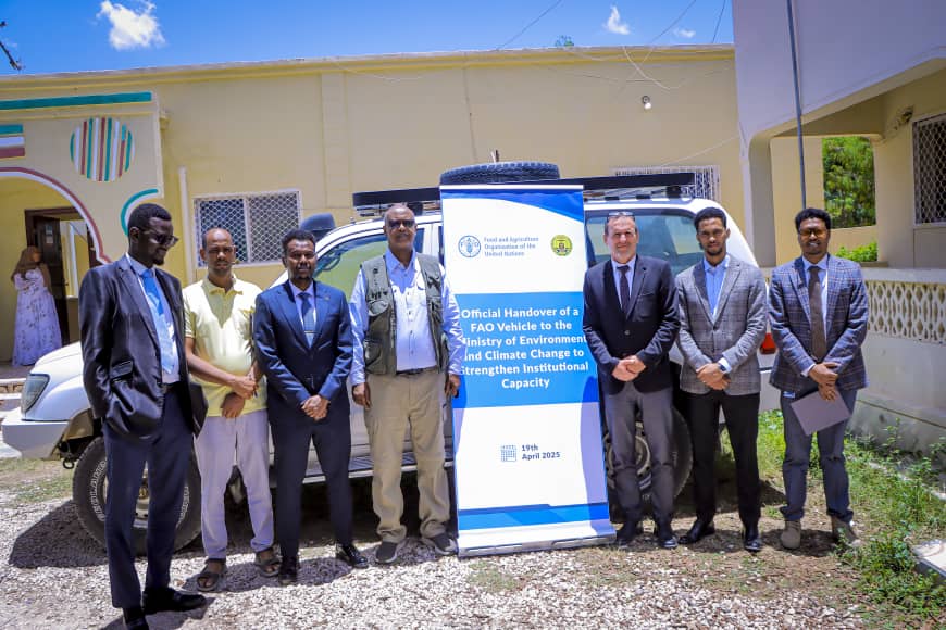 FAOSomalia's tweet photo. Key milestone in #Somaliland as FAOR, @EPeterschmitt, hands over:

🚛Refrigerated truck to MoFMR (Hon Ali Jama) → fish safety
🚙A vehicle to MoECC  (Hon Abdillahi Jama) → ministry capacity

Also engaged MoPD

Thank you @ScrpSomalia for the collaboration! 

#4Betters https://t.co/2HUGmqbzOC
