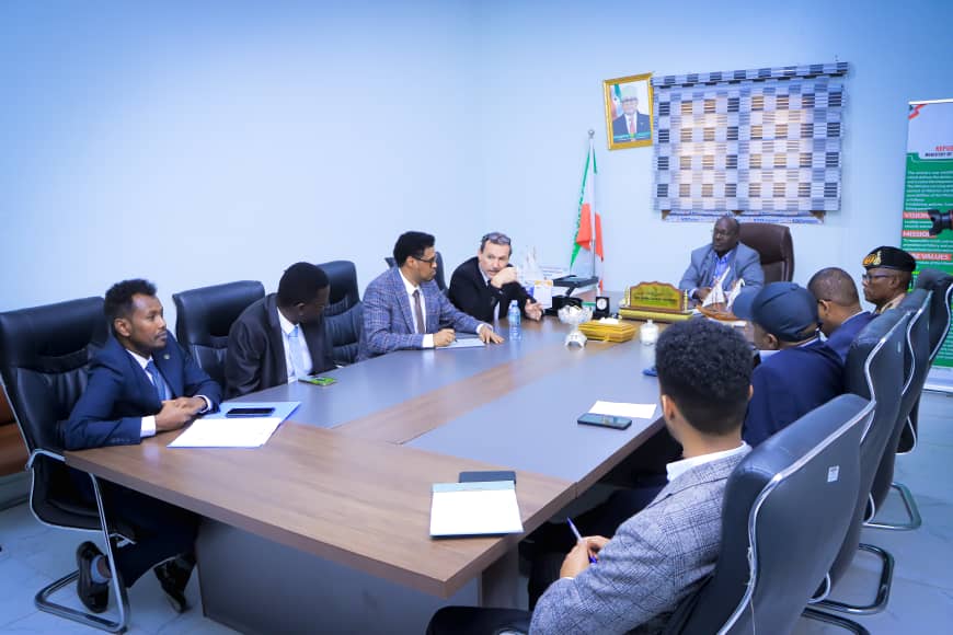 FAOSomalia's tweet photo. Key milestone in #Somaliland as FAOR, @EPeterschmitt, hands over:

🚛Refrigerated truck to MoFMR (Hon Ali Jama) → fish safety
🚙A vehicle to MoECC  (Hon Abdillahi Jama) → ministry capacity

Also engaged MoPD

Thank you @ScrpSomalia for the collaboration! 

#4Betters https://t.co/2HUGmqbzOC