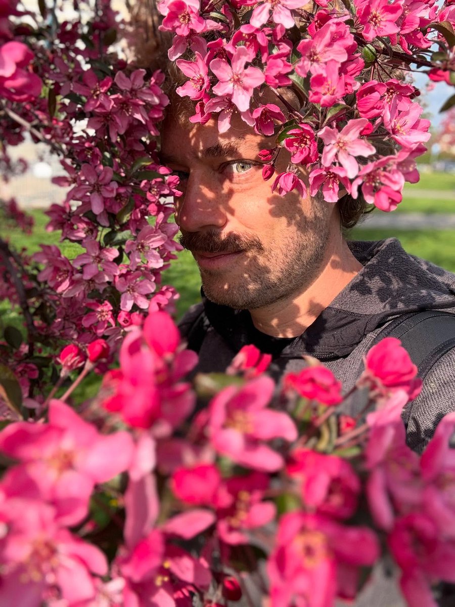 Ну до чего же сегодня роскошный день! На связи — ваш пасхальный зайка. Друзья, важнейшая новость — я вас всех бесконечно люблю! Вы моя вечная весна! Жизнь прекрасна, вы прекрасны, как эти цветы! Главное — не унывать. Помните, что любые невзгоды, которые сегодня кажутся