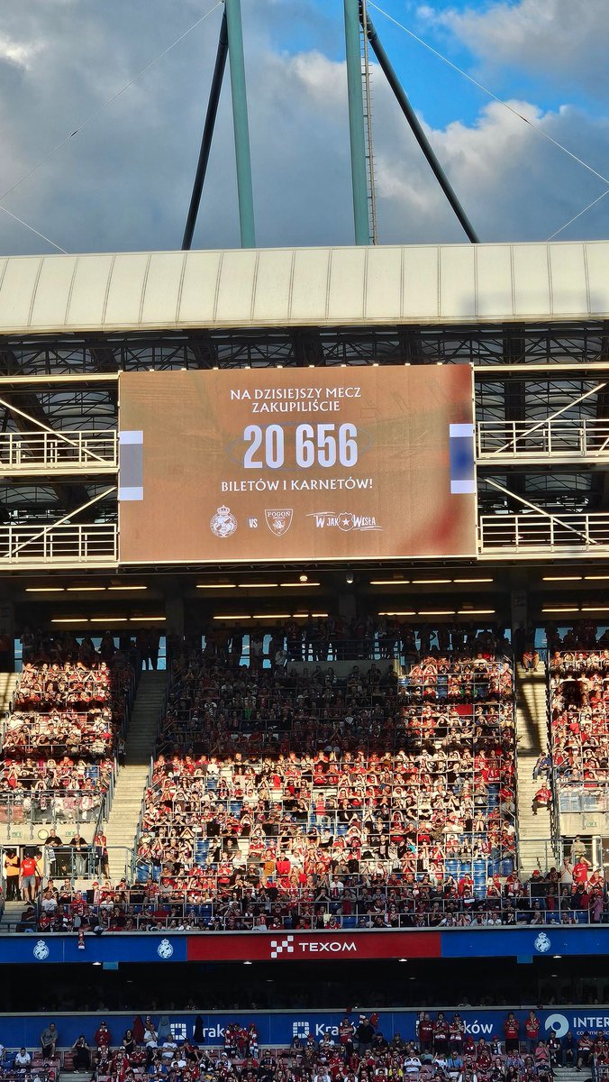 DamianUrbaniec's tweet photo. Wielka Sobota, mecz 1 Ligi, mierzymy się z przedostatnią drużyną w tabeli (z całym szacunkiem dla rywala), piękna pogoda, można gdzieś wyjechać.
A tu? 20k na R22. Nie od dziś wiemy, że nasz stadion przyciąga ludzi bez względu na okoliczności. 
W Krakowie chodzi się na WISŁĘ! https://t.co/WY0MHpeZM9