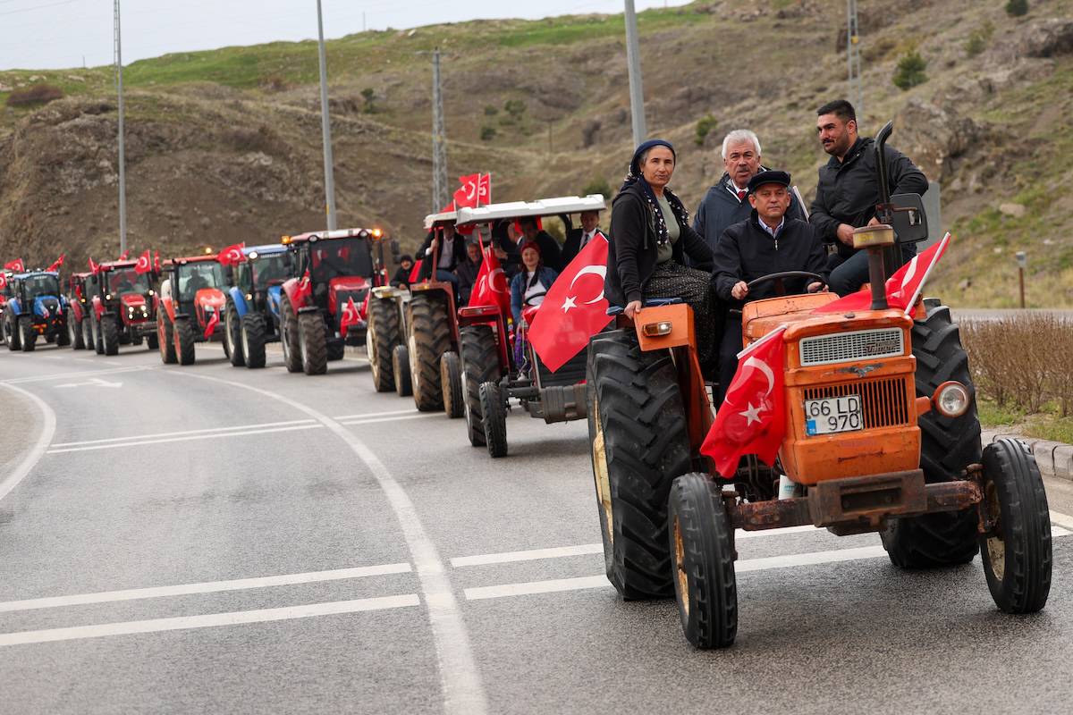 FotoHaber - Özgür Özel’in Yozgat’ta bir çiftçinin traktörünü kullanmasına yanıt olarak Erdoğan’ın da Mehmet Cengiz’in hafriyat kamyonlarından birini süreceği öğrenildi… zaytung.com/fotohaberdetay…