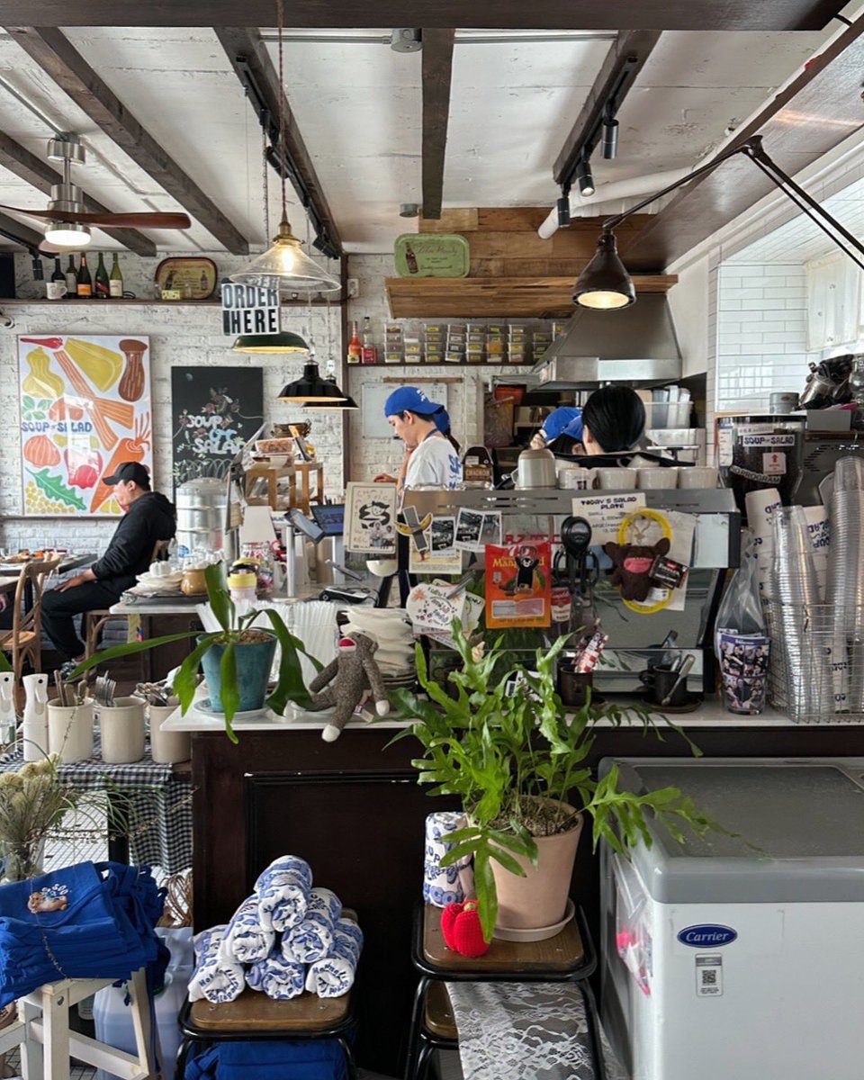 釜山でおすすめのブランチカフェは
田浦駅から徒歩5分の所にあるSoup or salad 🍅

朝9時から空いてて 1人で来てる人も多かった🙆‍♀️
モーニングセットめちゃくちゃ美味しくて
店内めちゃくちゃ可愛いから行くべき！