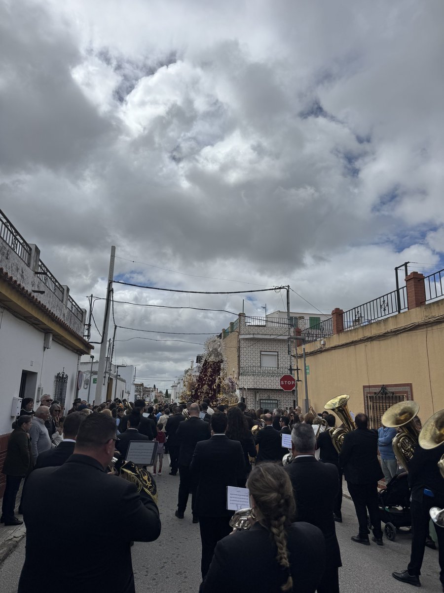 OlivaSalteras's tweet photo. #Estrella25 | A los sones de “Reina de la O” revira la Virgen de la Estrella a la calle Alegría.

#SuenaLaOliva #SSanta25 #ValencinadelaConcepcion @HdadTorrijos https://t.co/XTk0bDrjWR