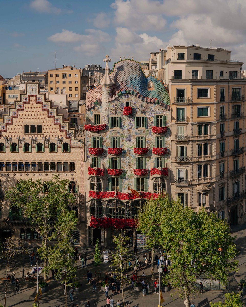 Casa Batlló | Gaudí Barcelona (@casabatllogaudi) on Twitter photo Demà ja podreu gaudir de la façana vestida de roses🌹 Us hi esperem! #elmillordiadelany
#casabatllo #gaudi #barcelona #art #architecture #simboliccasabatllo #simbolic #santjordi #santjordi2025 Demà ja podreu gaudir de la façana vestida de roses🌹 Us hi esperem! #elmillordiadelany
#casabatllo #gaudi #barcelona #art #architecture #simboliccasabatllo #simbolic #santjordi #santjordi2025