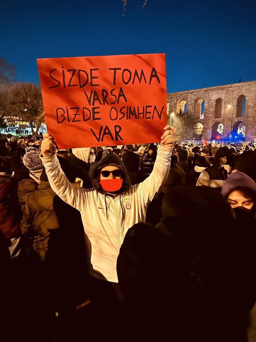 Bugün sevgili takipçimiz Berke tutuklanalı 24 gün oldu. Berke ve onunla birlikte tutuklanan öğrenciler yalnızca haklarını savundukları için cezaevindeler. Biz unutmuyoruz, unutturmuyoruz.

Özgürlüklerinden mahrum bırakılan Berke ve tüm öğrenciler derhal serbest bırakılmalı!