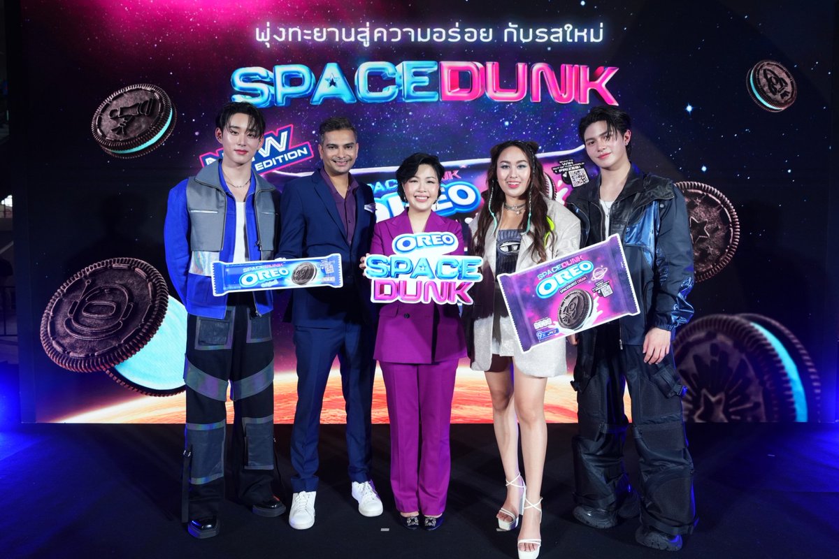 PRSocietyNews's tweet photo. โอรีโอ เปิดตัว “โอรีโอ สเปซดังก์” พุ่งทะยานสู่ความอร่อยกับรสชาติสุดลิมิเต็ด “สเปซเบอร์ส ครีม” ดึง “วิลเลี่ยม-เอส” ร่วมสัมผัสประสบการณ์ความสนุกจากห้วงอวกาศ กระแทกสู่ใจกลางกรุงเทพฯ ครั้งแรกในประเทศไทย
#WilliamEst
#williamjkp #est_rvp
#OreoSpaceDunkxWilliamEst #OreoSpaceDunk
>> https://t.co/seE369RSyt
