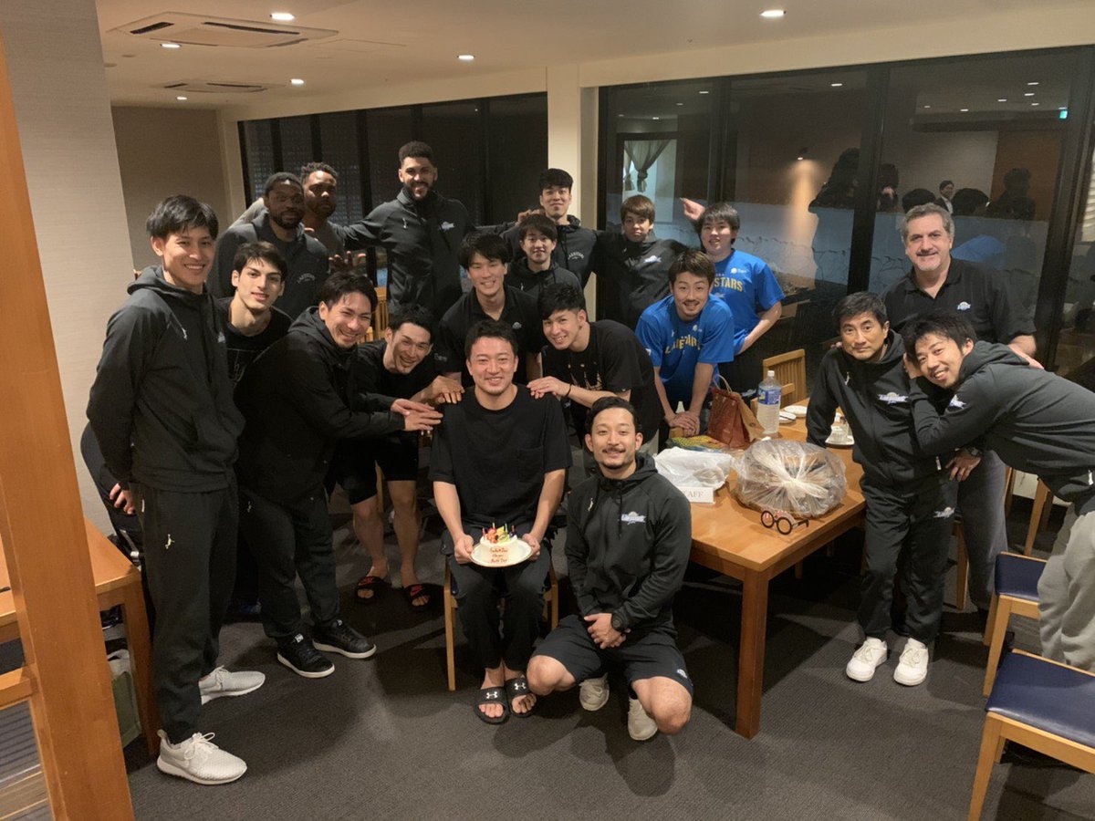 fj__sc's tweet photo. 移籍してぶり？3〜4年ぶりの滋賀。良いことも悪いことも当時を知る大司さんとわいわい色々と話して、すごく懐かしい気持ちに。懐かしい写真を置いていく~！
そしてやはり4QのHOT LIMIT好き🙌笑 https://t.co/leDSfogPj7
