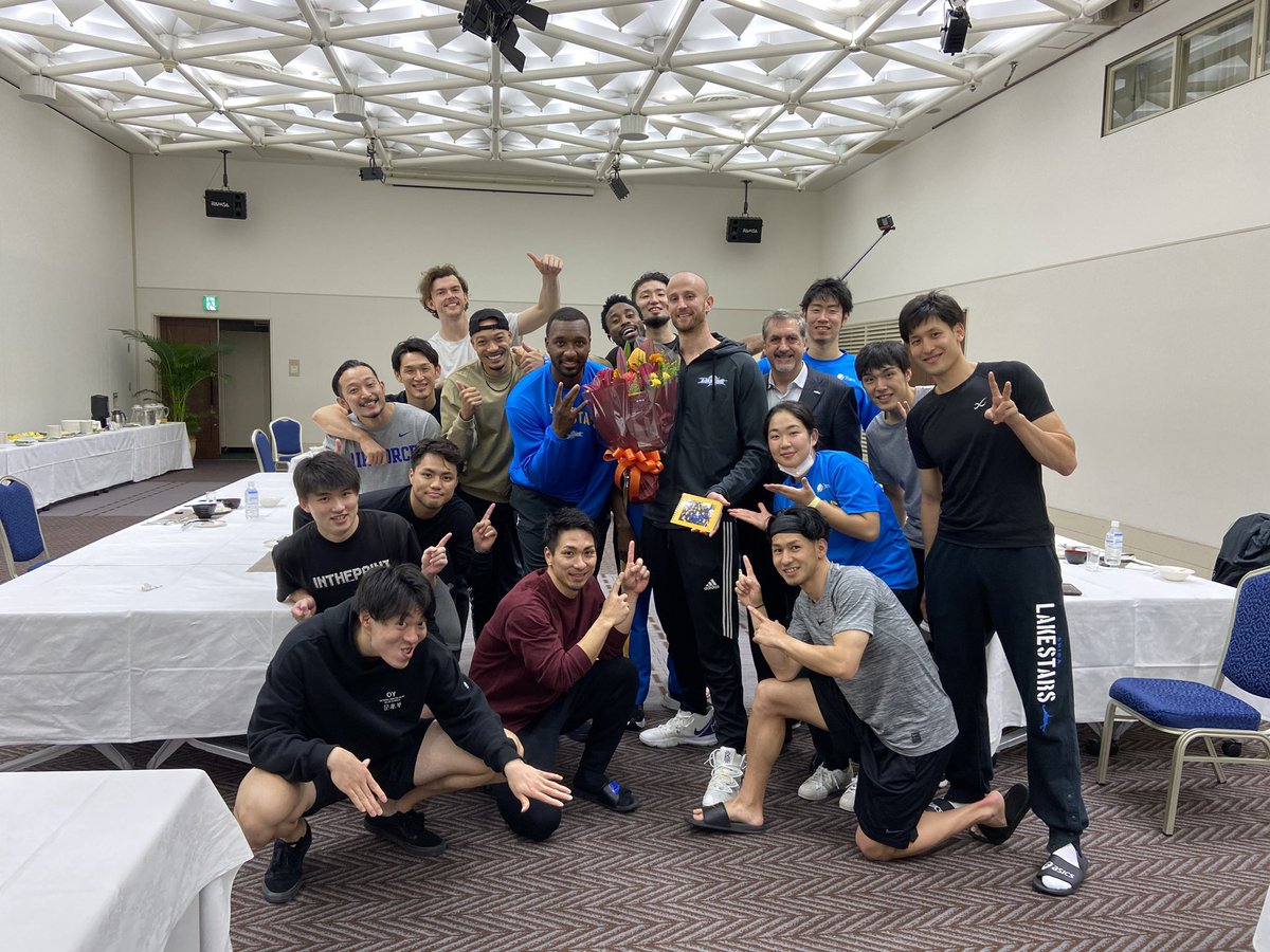fj__sc's tweet photo. 移籍してぶり？3〜4年ぶりの滋賀。良いことも悪いことも当時を知る大司さんとわいわい色々と話して、すごく懐かしい気持ちに。懐かしい写真を置いていく~！
そしてやはり4QのHOT LIMIT好き🙌笑 https://t.co/leDSfogPj7