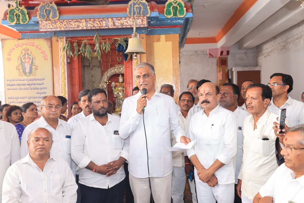 HarishRaoOffice's tweet photo. సంగారెడ్డి జిల్లా సదాశివపేటలోని కన్యకా పరమేశ్వరి ఆలయంలో నిర్వహించిన సుహాసిని పూజలో (వాసవి మాత పూజ) పాల్గొన్న మాజీ మంత్రి @BRSHarish గారు, ఎమ్మెల్యే చింత ప్రభాకర్ రెడ్డి గారు, ఇతర నాయకులు. https://t.co/yBjbxGWV1n