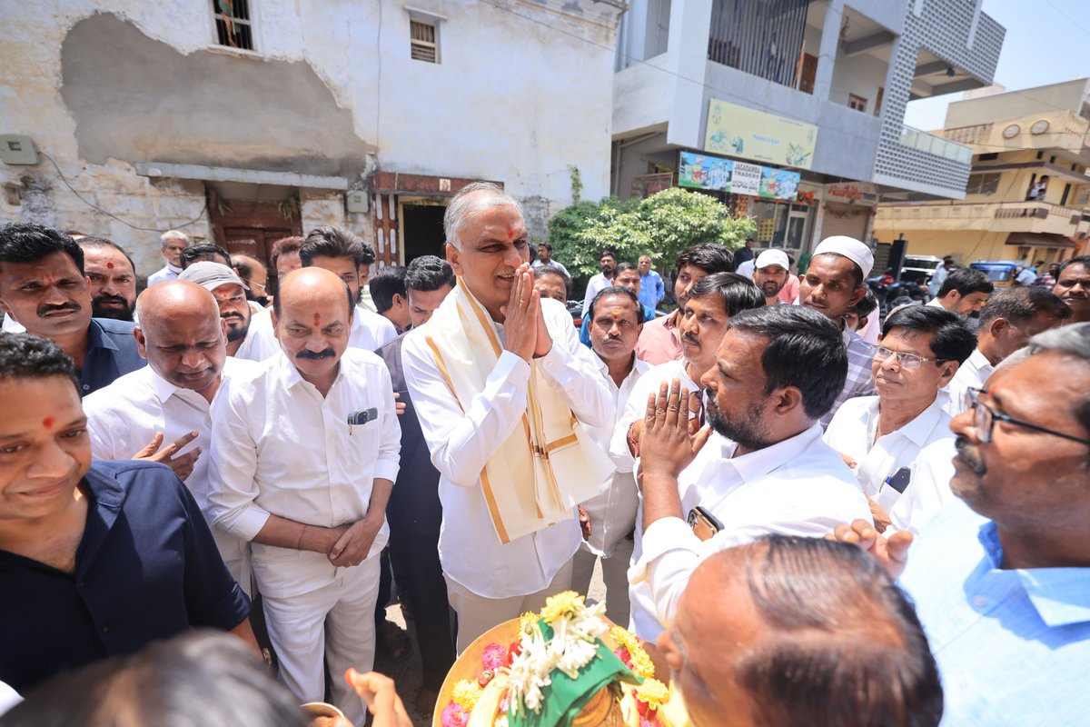 HarishRaoOffice's tweet photo. సంగారెడ్డి జిల్లా సదాశివపేటలోని కన్యకా పరమేశ్వరి ఆలయంలో నిర్వహించిన సుహాసిని పూజలో (వాసవి మాత పూజ) పాల్గొన్న మాజీ మంత్రి @BRSHarish గారు, ఎమ్మెల్యే చింత ప్రభాకర్ రెడ్డి గారు, ఇతర నాయకులు. https://t.co/yBjbxGWV1n