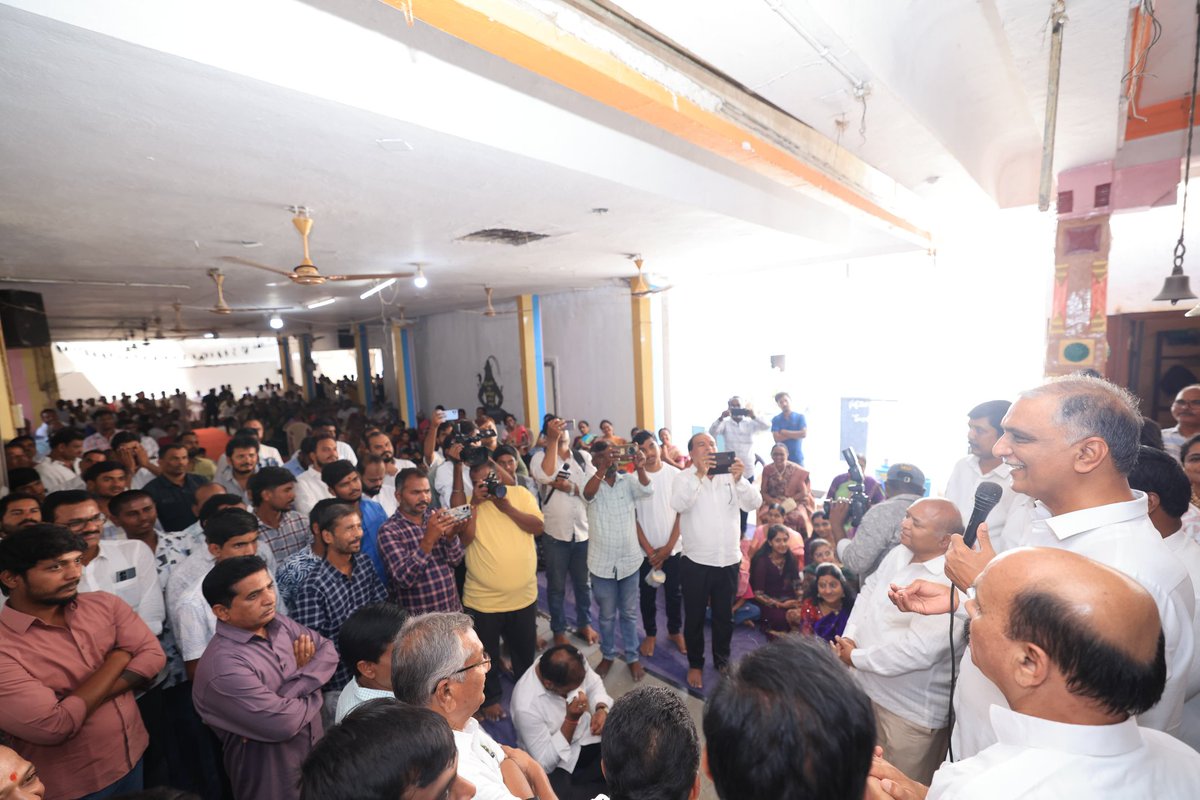 HarishRaoOffice's tweet photo. సంగారెడ్డి జిల్లా సదాశివపేటలోని కన్యకా పరమేశ్వరి ఆలయంలో నిర్వహించిన సుహాసిని పూజలో (వాసవి మాత పూజ) పాల్గొన్న మాజీ మంత్రి @BRSHarish గారు, ఎమ్మెల్యే చింత ప్రభాకర్ రెడ్డి గారు, ఇతర నాయకులు. https://t.co/yBjbxGWV1n