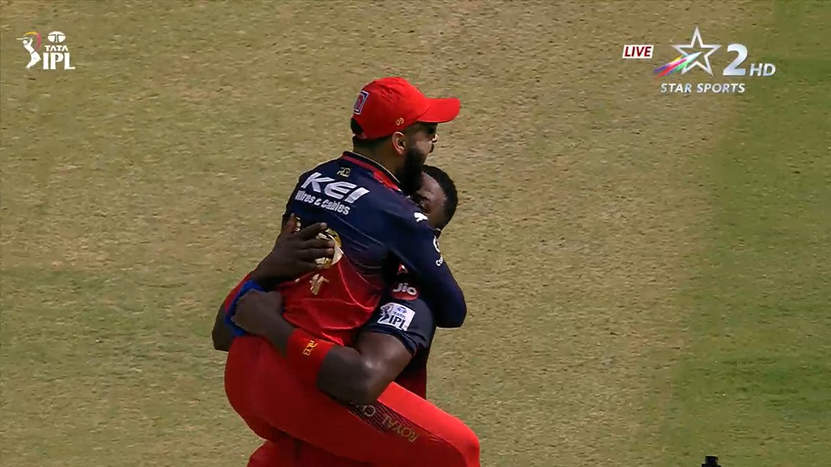 ram_swami_960's tweet photo. Virat Kohli Celebration with Shepherd🔥 Virat Kohli 🕺✌️

#PBKSvRCB https://t.co/LLq8sWH7wo
