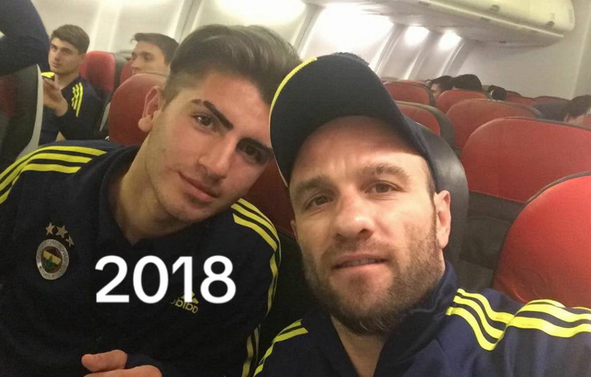 Haber's tweet photo. 2018'de Fenerbahçe'de oynayan Ahmet Yiğit Gül, 2025'te kasiyerlik yaparken görüntülendi. https://t.co/SRyJI5pc6s