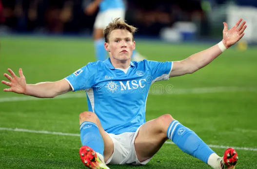 ✍🏻 L'uomo che salva la Pasqua al #Napoli e ai napoletani parla scozzese, è alto un metro e novanta, e risponde al nome di Scott #McTominay . Ancora. Il "gigante" biondo ne ha segnato un altro: con quella di oggi al #Monza, diventano otto le sue marcature in stagione, sei delle