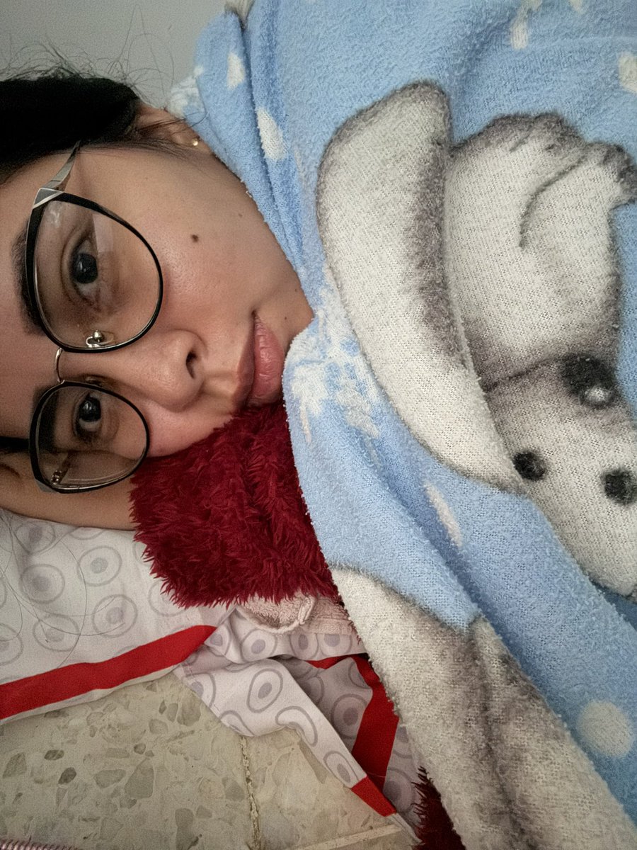 Lewah_martinez's tweet photo. No importa dormir en el piso, cuidar de papá siempre será prioridad ❤️🏥 https://t.co/VKOhSkzAu5
