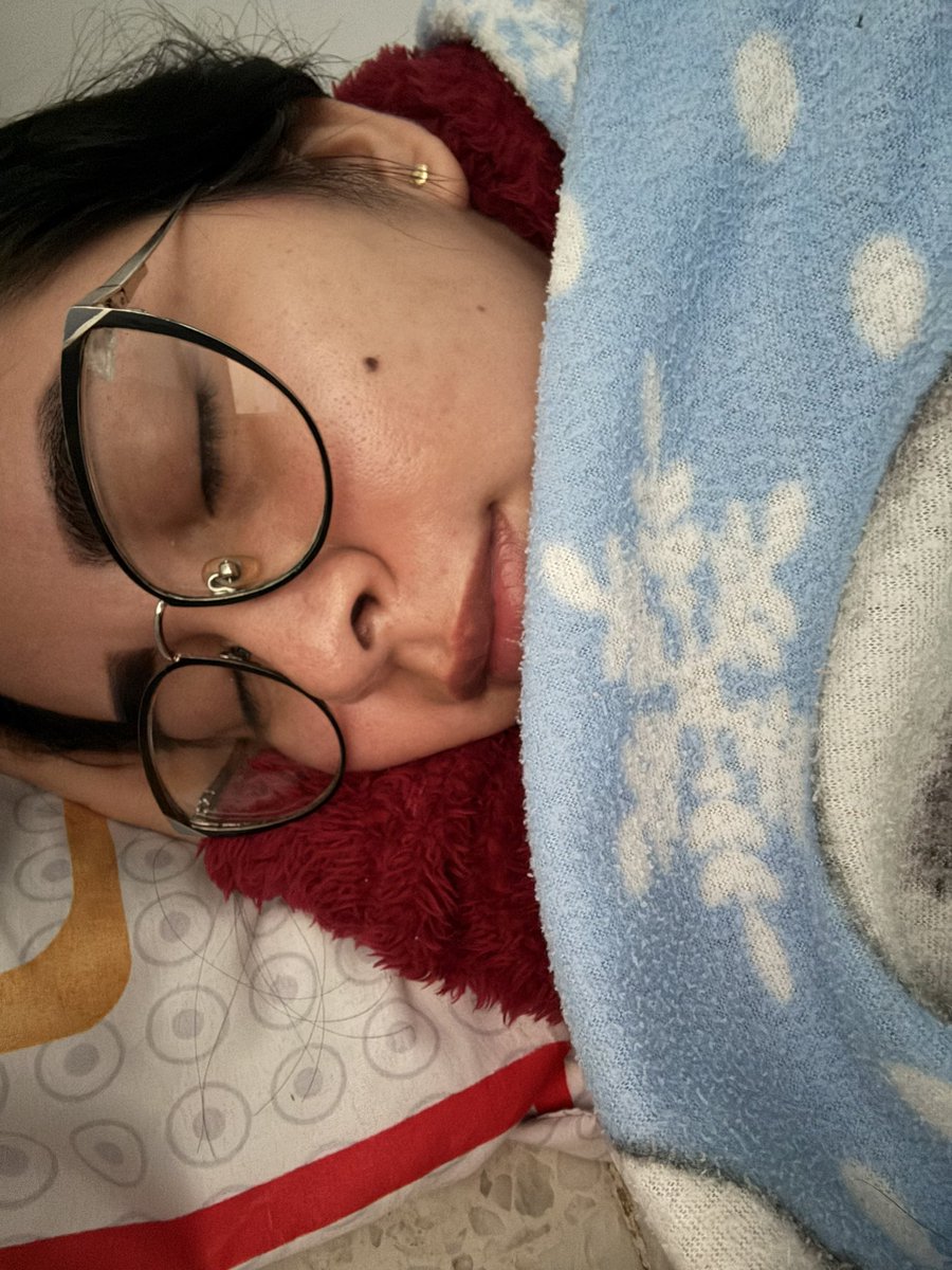 Lewah_martinez's tweet photo. No importa dormir en el piso, cuidar de papá siempre será prioridad ❤️🏥 https://t.co/VKOhSkzAu5
