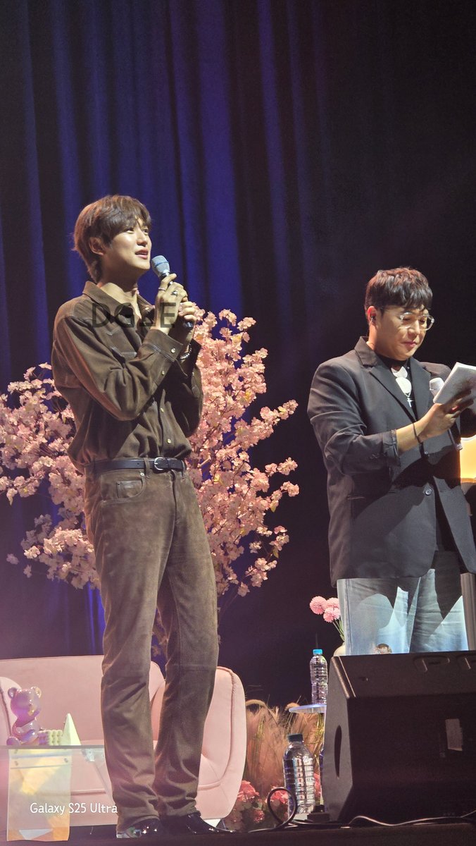 250419 나인우 한국 팬미팅 Spring Where Love Begins 
사진 모음 타래
📸 : 갤럭시S25울트라 (Galaxy S25 Ultra)
#나인우 #NaInwoo #SpringWhereLoveBegins #팬미팅
