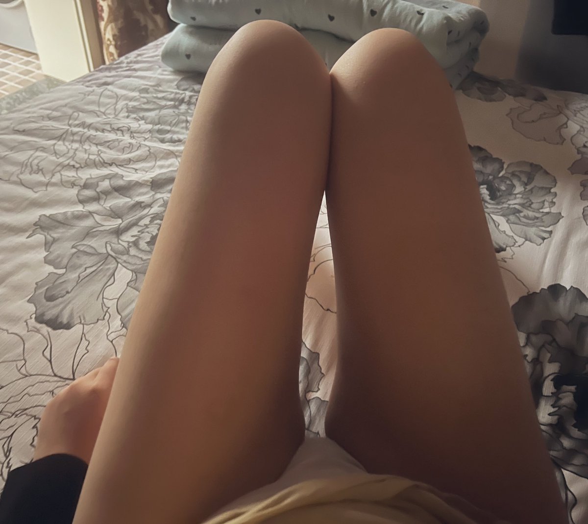 失踪人口回归😡心惊胆战的在我亲戚家拍的  我的粉丝有没有腿控 我在思考买不买黑丝