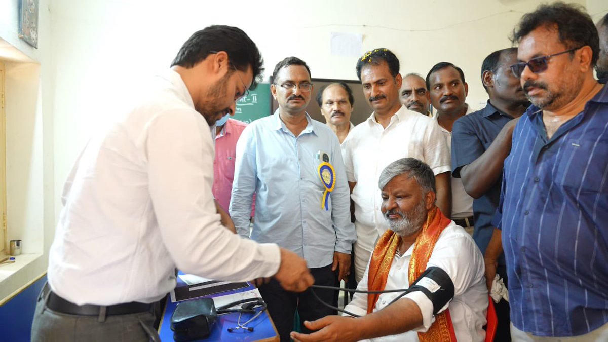 Mee_Challababu's tweet photo. అభివృద్ధికి బ్రాండ్ అంబాసిడర్
ప్రజా సంక్షేమానికి కేరాఫ్ అడ్రస్
ప్రజా నాయకుడు నారా చంద్రబాబునాయుడు గారి  జన్మదిన వేడుకలను పుంగనూరు నియోజకవర్గం రొంపిచర్ల మండలం నందు అంగరంగ వైభవంగా జరిగాయి .

 స్థానిక టిడిపి నాయకులు ఏర్పాటుచేసిన భారీ కేక్ కటింగ్ చేసి అంబేద్కర్ విగ్రహాన్ని  ఆవిష్కరించి - మెగా వైద్యశిబిరం లో బ్లడ్ డొనేషన్ చేశాను ,చంద్రబాబు గారు ఇలాంటి పుట్టినరోజు వేడుకలు మరెన్నో జరుపుకోవాలని,  ఆంధ్రప్రదేశ్ అభివృద్ధిని పరుగులు పెట్టించాలని మనస్ఫూర్తిగా కోరుకుంటున్నాను.

#HappyBirthdayCBN 
#HBDLegendCBN