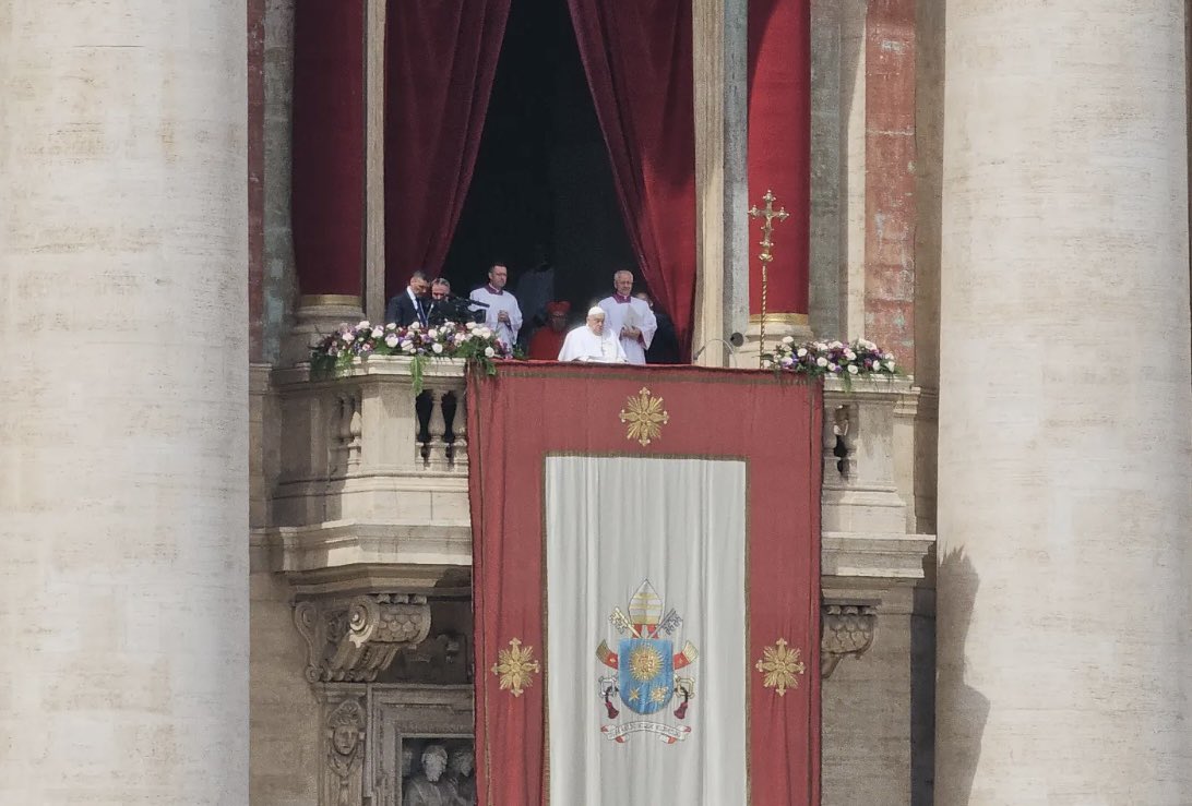 Le pape est venu ! Un moment que j’ai capturé en direct pour <a href="/BFMTV/">BFMTV</a> depuis le Vatican 🎥
