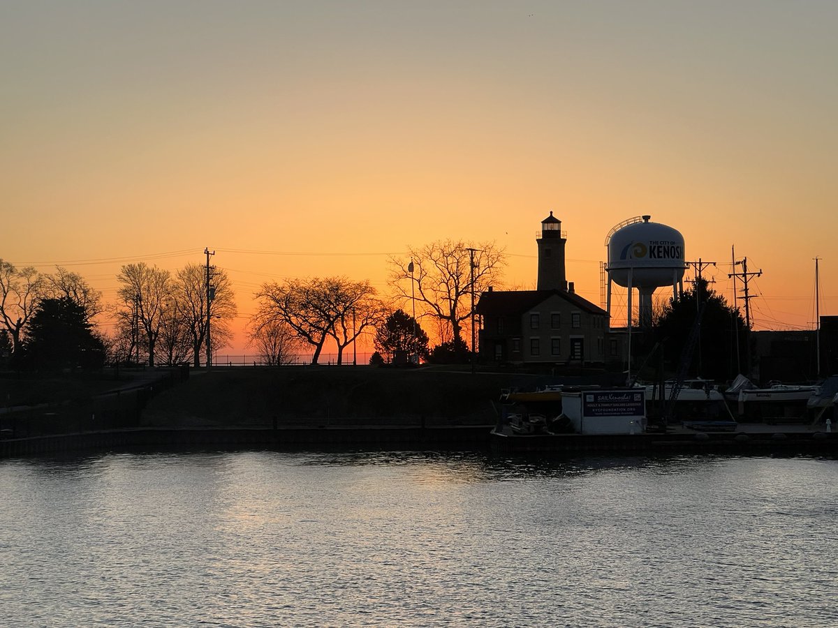 DorianSinnott's tweet image. Good morning from Kenosha, WI 🖤 I had such a great time here for the Slay the Lake book event.
I’m driving back home to New York today. The weekend went by way too fast!