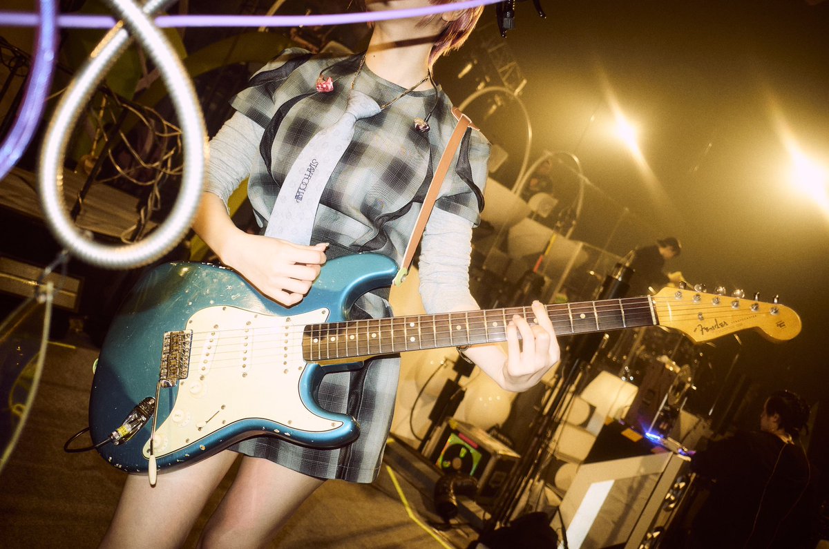 zutomayo's tweet photo. 愛知にて名巧、熱い声をありがとよ
楽しくてどこまでもお散歩したり
ランニングしたり、体がいくつあっても足りないなぁ。。
また研磨するから愛にきてよね 
(新しいストラトさんも仲間入り。照) https://t.co/yGN8HeDYgw