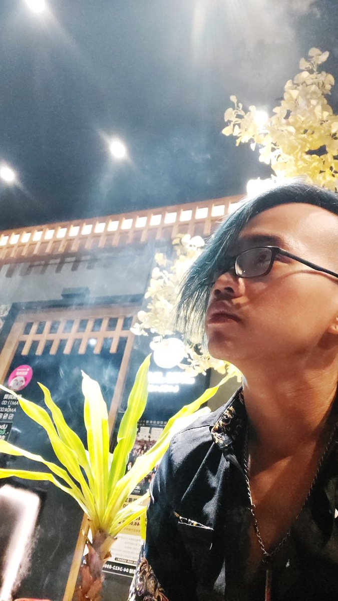 我想你大概也在深夜痛哭過。 
孤獨是，某天突然下雨，你走在街上 只有你一個人没有带傘，加班到深夜的你飢餓難耐，卻發現周邊所有便利店都關了。。 。
期待很多年的電影今天上映卻怎麼也找不到人陪你去看。
深夜想要找個人聊天，翻遍了通訊錄找不到人说话。
走過了那麼遠的路再也找不到人分享 。