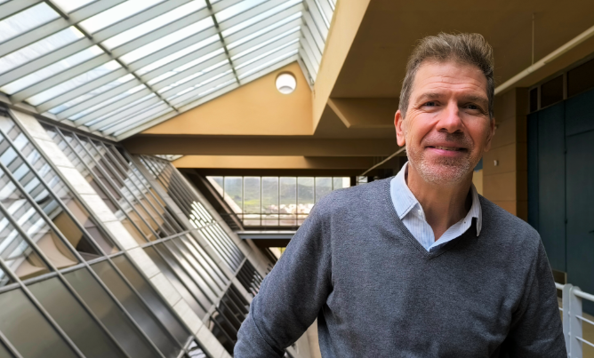 .<a href="/PepeCerezo/">Pepe Cerezo</a>: 
«La inteligencia artificial mejora el periodismo»
«No es ético que los modelos de negocio se vinculen a usar todo el día las pantallas»
periodismo.ull.es/no-es-etico-qu… #PeriodismoULL #AprendizajeServicio #ODS