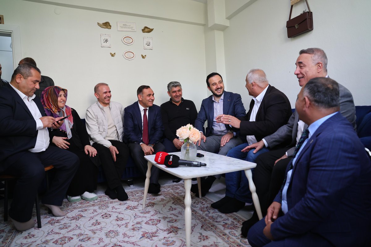 abdullahozdemir's tweet photo. Saygıdeğer İstanbullu komşularım;
Bugün il, ilçe ve yüzlerce mahalle teşkilatımızın yanı sıra binlerce AK gönüllülerimizle birlikte üye ziyaretlerimizi gerçekleştirmeye başlıyoruz. Her Mahallesiyle, Her Hikayesiyle gönülden bağlı olduğumuz bu kadim şehirde, dokunmadığımız, fikirlerini almadığımız hiç kimse kalmayacak. İstanbul’u samimiyetle kuşatıp, muhabbetimizle kucaklayacağız. Haydi Bismillah!

#HerMahallesiyle İstanbul