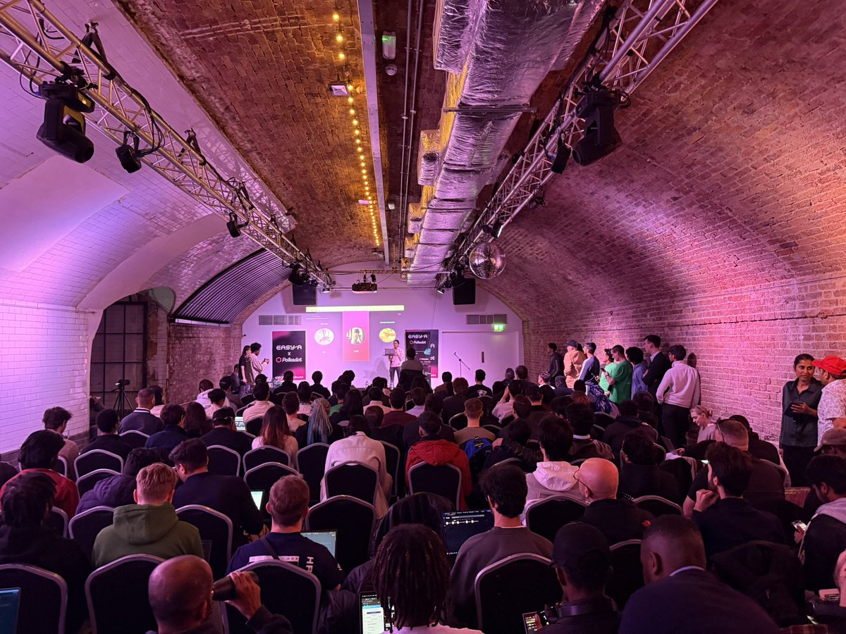 kicking off demo day at our london hackathon

and it is PACKED! 🔥 

time to hear our gigabrains pitch! 🎤