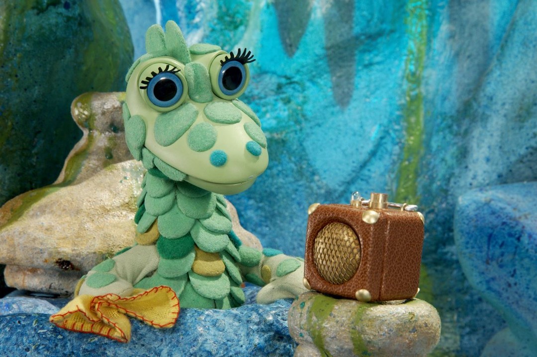 The Soup Dragon is listening to one of Tiny's marvellous melodies whilst she tidies the Soup Wells. What's your favourite music to clean to? 💧✨🎶