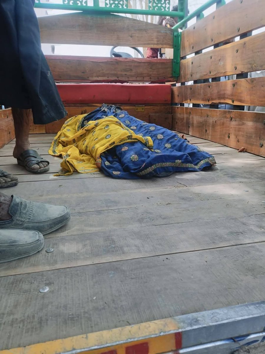 imHariomjardea's tweet photo. आज मेरे गांव जाहिरा में दिन दहाड़े बहुत दुखद  😭 घटना हुई ,जंगल में एक महिला के दोनों पैर और गला काट कर की हत्या और जेवर लूटे ।
प्रशासन से विनम्र निवेदन है कि जल्द से जल्द मामले का खुलासा कर  पीड़ित परिवार को जल्द न्याय दिलाए
#CMORajasthan 
#RajasthanPolice https://t.co/p0dcxAa9cj