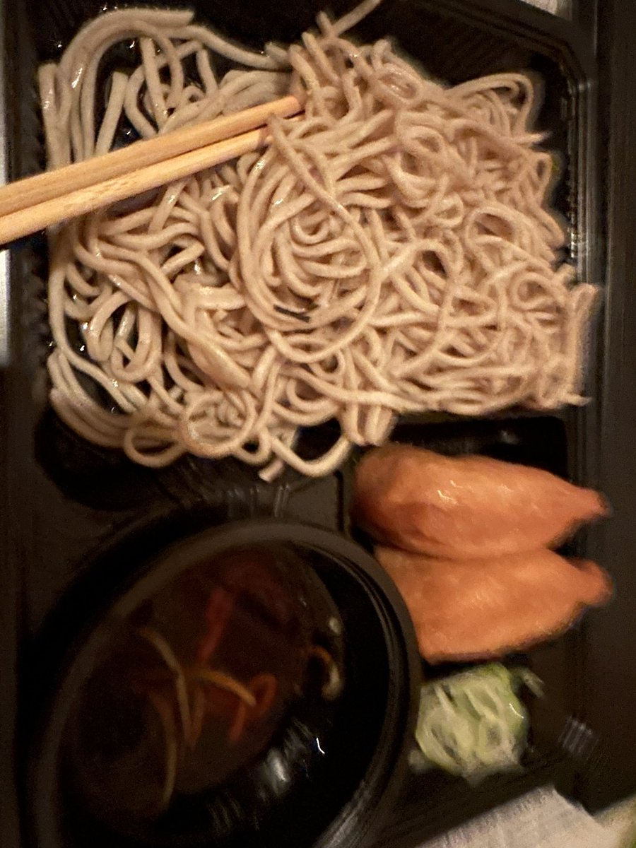 ボロ負けしたので夜ご飯はコンビニの蕎麦です。