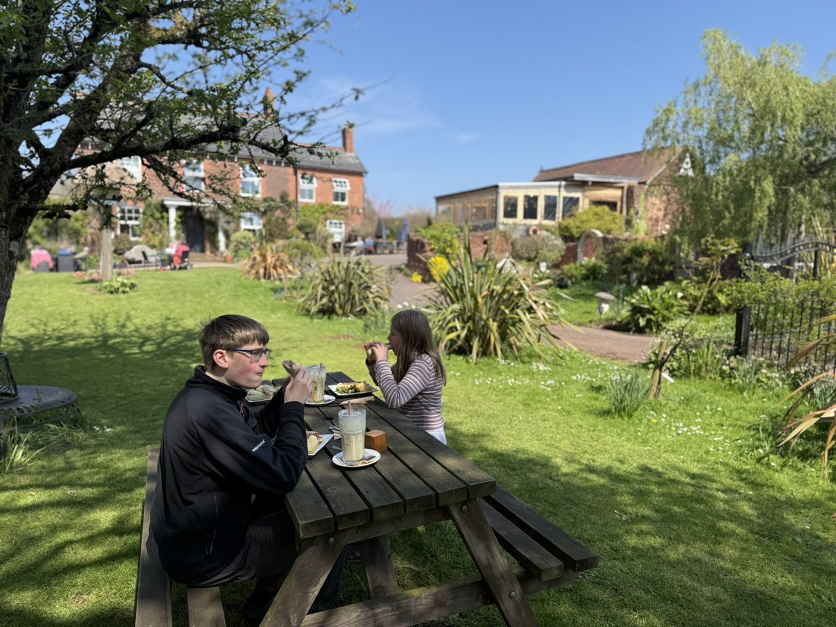 blackdownbirder's tweet image. Fabulous Easter morning on the Quantocks moving the acoustic recorders for @lesserspotnet and 10yr old found a GSW hole being excavated. Celebratory milkshakes at The Rocking Horse cafe, Stogumber.
M&F Pied fly seen entering a box too.
@quantockhills